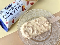「ゴリゴリ食感と香ばしさが良い！」「ガチでおすすめ！」【ファミマ限定】アーモンドがたっぷり入ったアイスバー