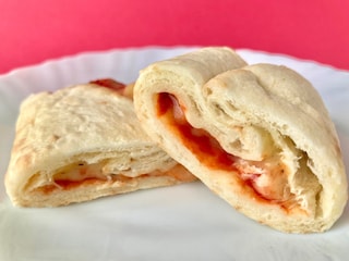 モッチモチでフッカフカ！間違いない組み合わせ！【ローソン】ピザロールの新作が美味しい！