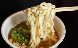 【マルちゃん】新商品は天ぷらが違う!?『緑の天ぷらどん』を食べてみた