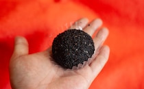 黒×黄！見た目のインパクト大の【セブン】“まんまる”新商品