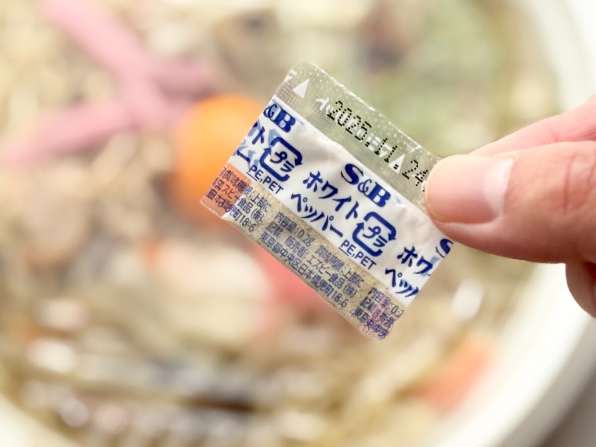 トッピングが豪華で彩り豊か!【ファミマ】スープなしの名店監修ラーメン