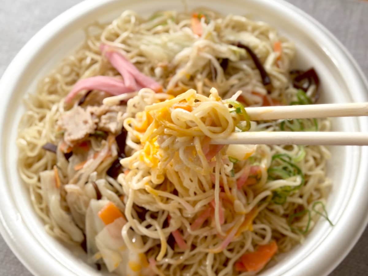 トッピングが豪華で彩り豊か!【ファミマ】スープなしの名店監修ラーメン