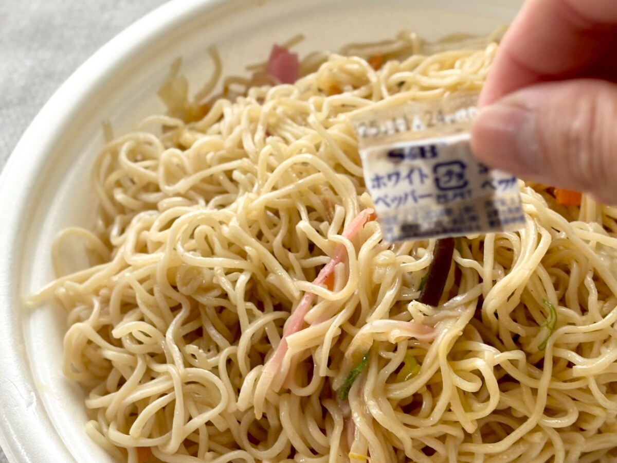 トッピングが豪華で彩り豊か!【ファミマ】スープなしの名店監修ラーメン