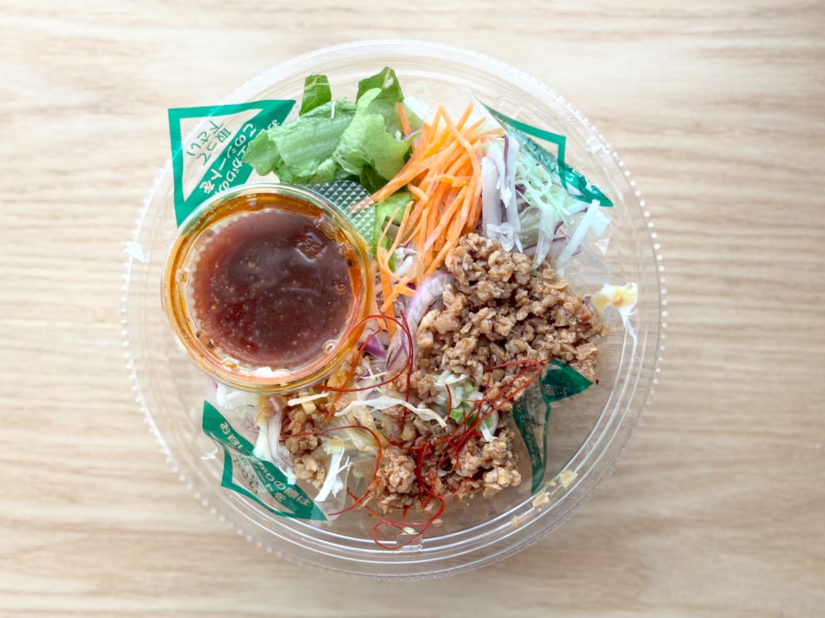 野菜たっぷり＆ほのかな辛さで満足度高め！【ファミマ】のヘルシーグルメ