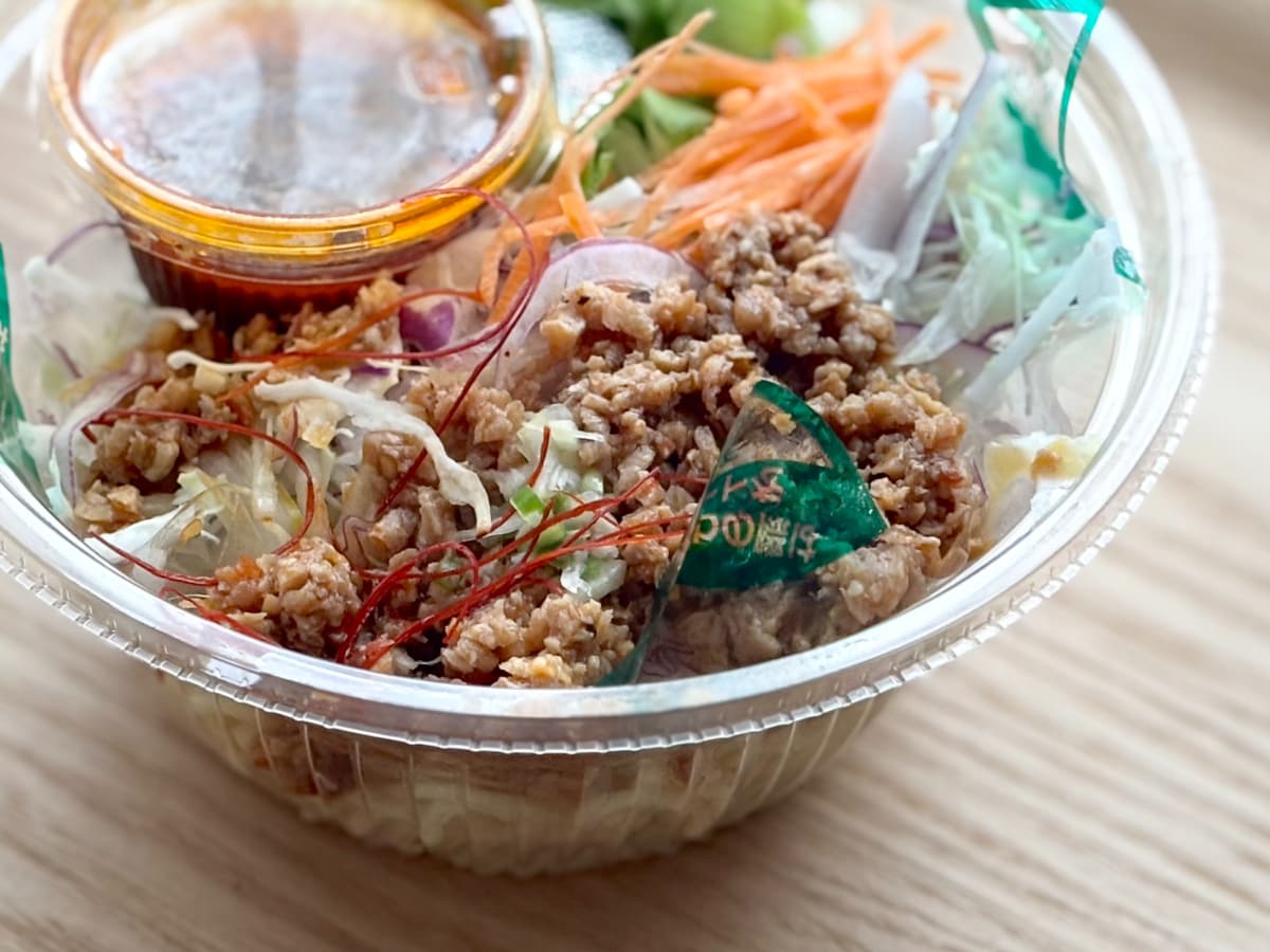 野菜たっぷり＆ほのかな辛さで満足度高め！【ファミマ】のヘルシーグルメ