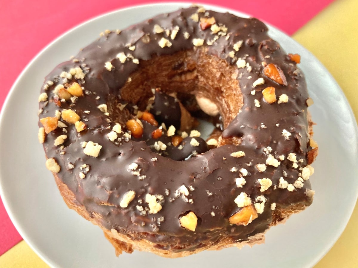 「めちゃくちゃ美味かった！」「軽い食感なのでペロリ！」【ファミマ】とろーり濃厚なクロワッサンドーナツ