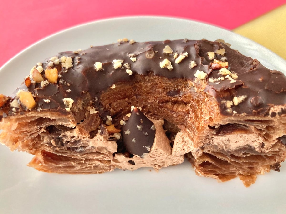 「めちゃくちゃ美味かった！」「軽い食感なのでペロリ！」【ファミマ】とろーり濃厚なクロワッサンドーナツ