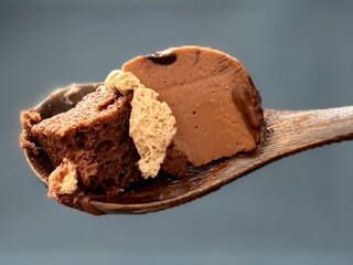 最初から最後まで濃厚チョコ！【ファミマ】食感の違いも楽しい新作ケーキ