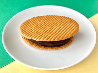 「硬くてバキバキ食べた！」「通年販売してほしい！」【ファミマ】ありえんほど美味しいチョコサンド