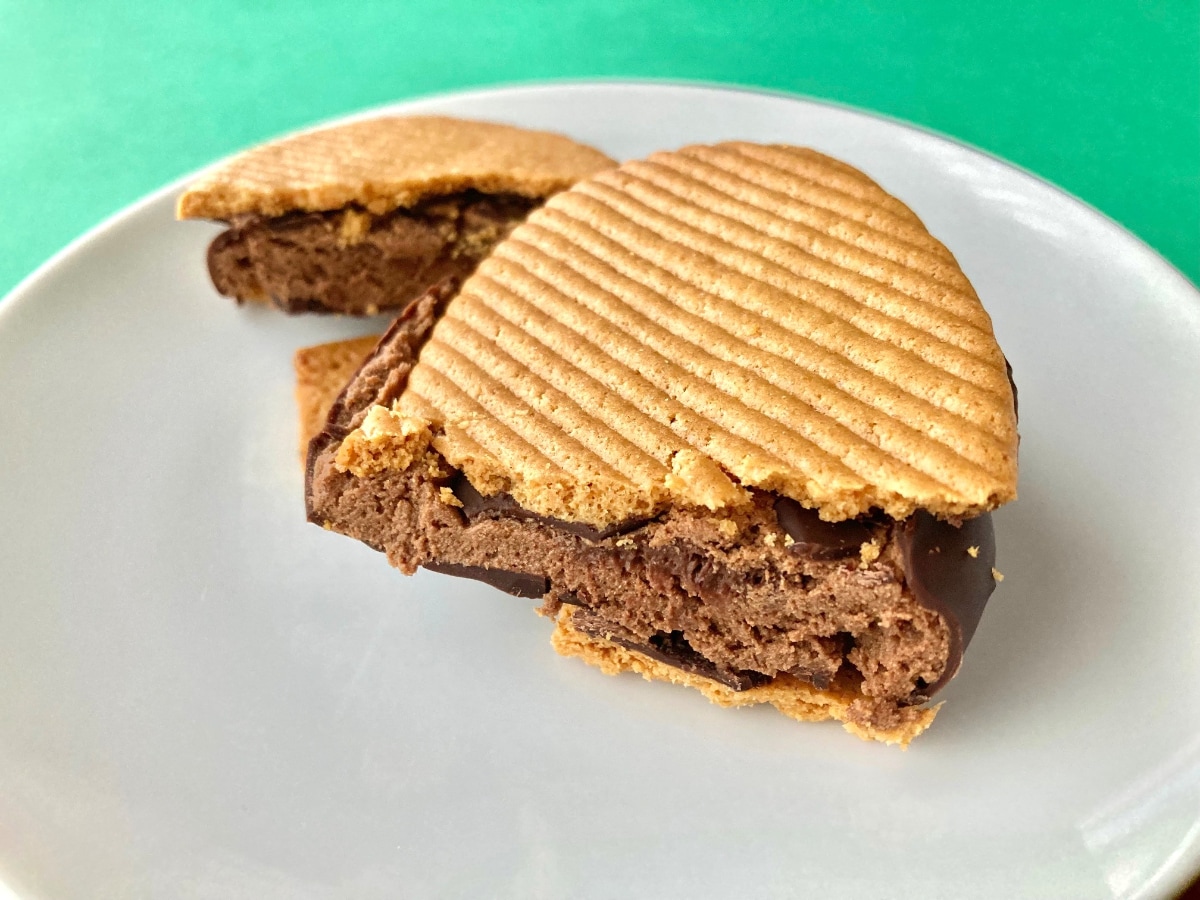 「硬くてバキバキ食べた！」「通年販売してほしい！」【ファミマ】ありえんほど美味しいチョコサンド