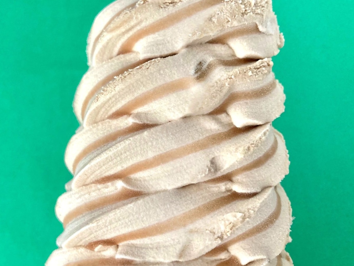 一瞬でぺろり！？シェアして食べる？【ファミマ】ビックリサイズのたっぷりソフト