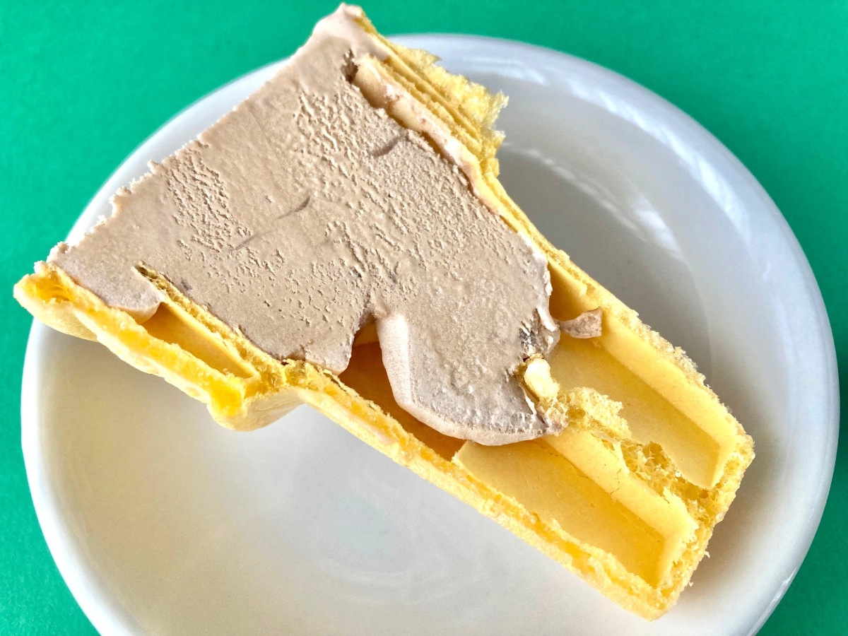 一瞬でぺろり!?シェアして食べる?【ファミマ】ビックリサイズのたっぷりソフト