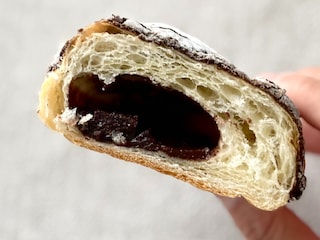 「シャリシャリ」で「ポリポリ」？【ファミマ】食感も楽しいスイーツパン