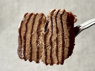 「最高」「やみつきになる」【ファミマ】のチョコケーキはひと味違うぞ