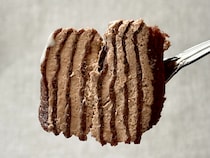 「最高」「やみつきになる」【ファミマ】のチョコケーキはひと味違うぞ