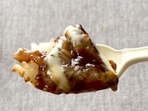 大人気の“あれ”がど～ん！【ファミマ】の新商品は濃厚ソースに大満足