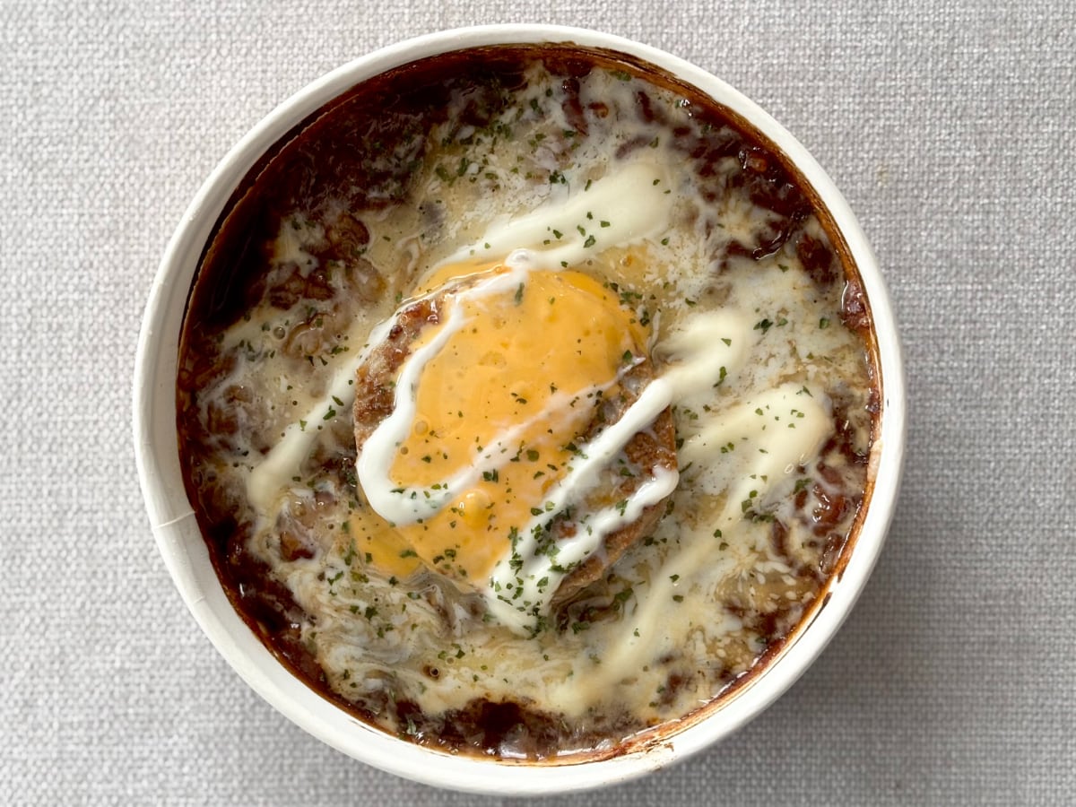 大人気の“あれ”がど~ん!【ファミマ】の新商品は濃厚ソースに大満足