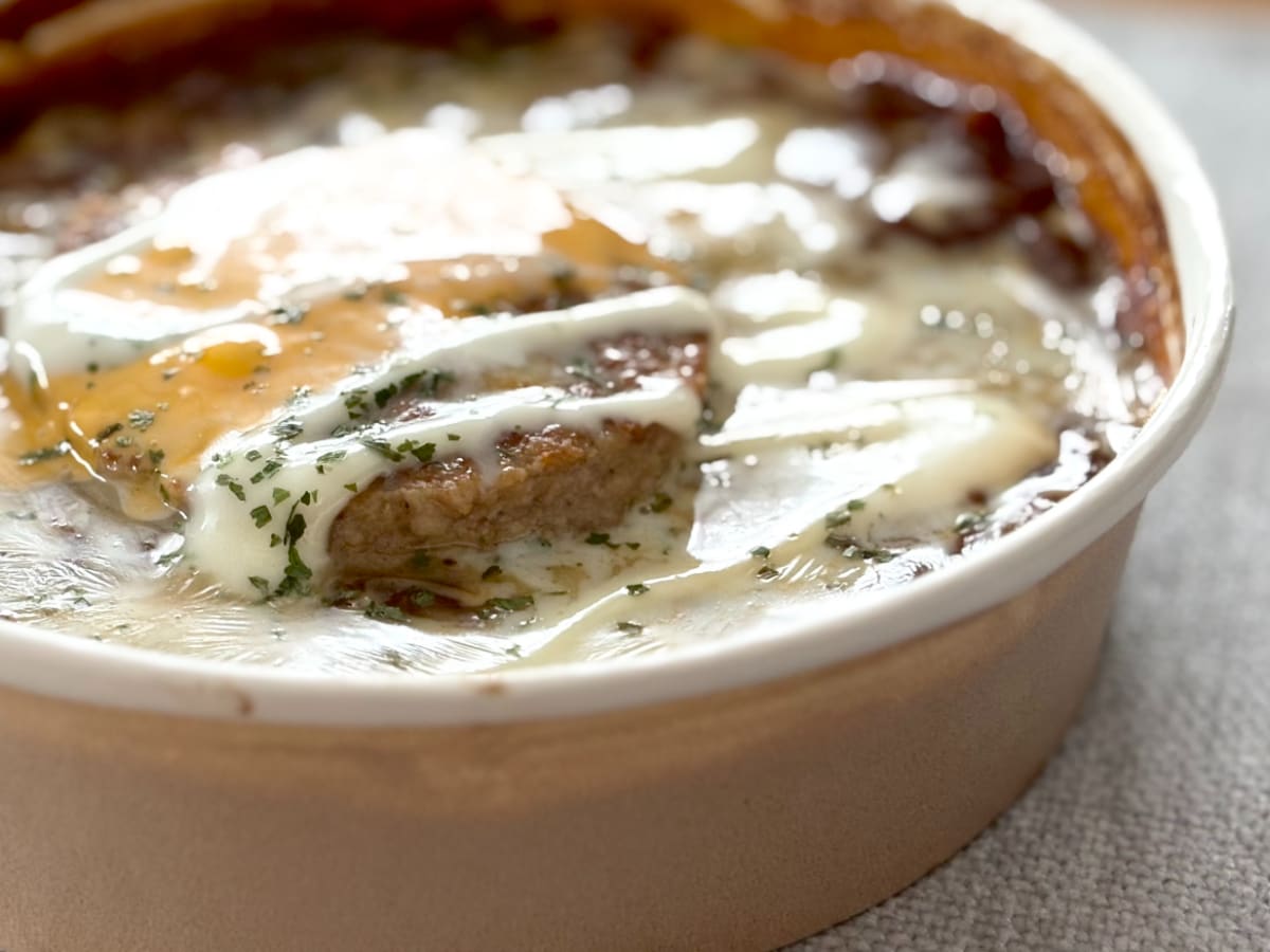 大人気の“あれ”がど~ん!【ファミマ】の新商品は濃厚ソースに大満足