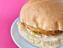 とにかく海老がたくさん！これは美味しい！【ファミマ】クオリティにびっくりの海老カツバーガー