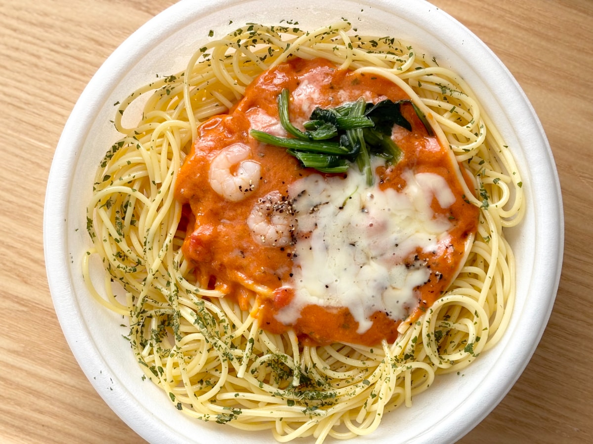 「最後まで飽きない」「匂いはピザ」【ファミマ】のコラボパスタが美味