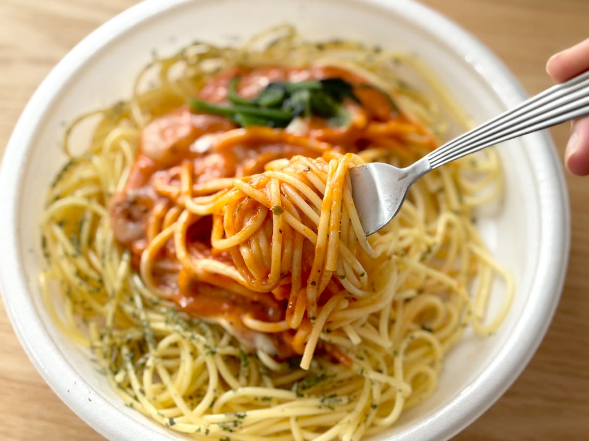 「最後まで飽きない」「匂いはピザ」【ファミマ】のコラボパスタが美味