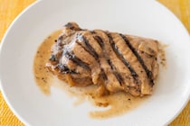 強烈なにんにく臭【ファミマ】レンチンで食べるステーキがめっちゃジューシー