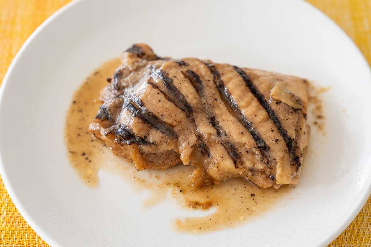 強烈なにんにく臭【ファミマ】レンチンで食べるステーキがめっちゃジューシー