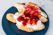 高いけど買う価値アリ！セブン新商品「クロワッサンサンド」はアホみたいにクリームが詰まってるゾ