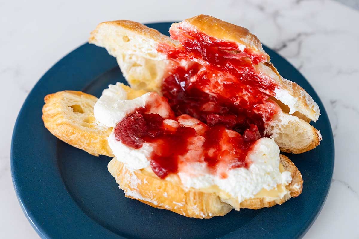 高いけど買う価値アリ!セブン新商品「クロワッサンサンド」はアホみたいにクリームが詰まってるゾ