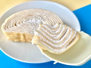 シンプルに美味しい！甘党におすすめ！？【ファミマ】生クリーム入りホイップが美味しいミルクレープロール