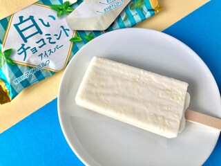 「ちゃんとチョコミント！」「リピートしたい！」【ファミマ限定】白いチョコミントアイス