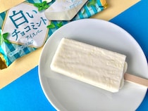 「ちゃんとチョコミント！」「リピートしたい！」【ファミマ限定】白いチョコミントアイス