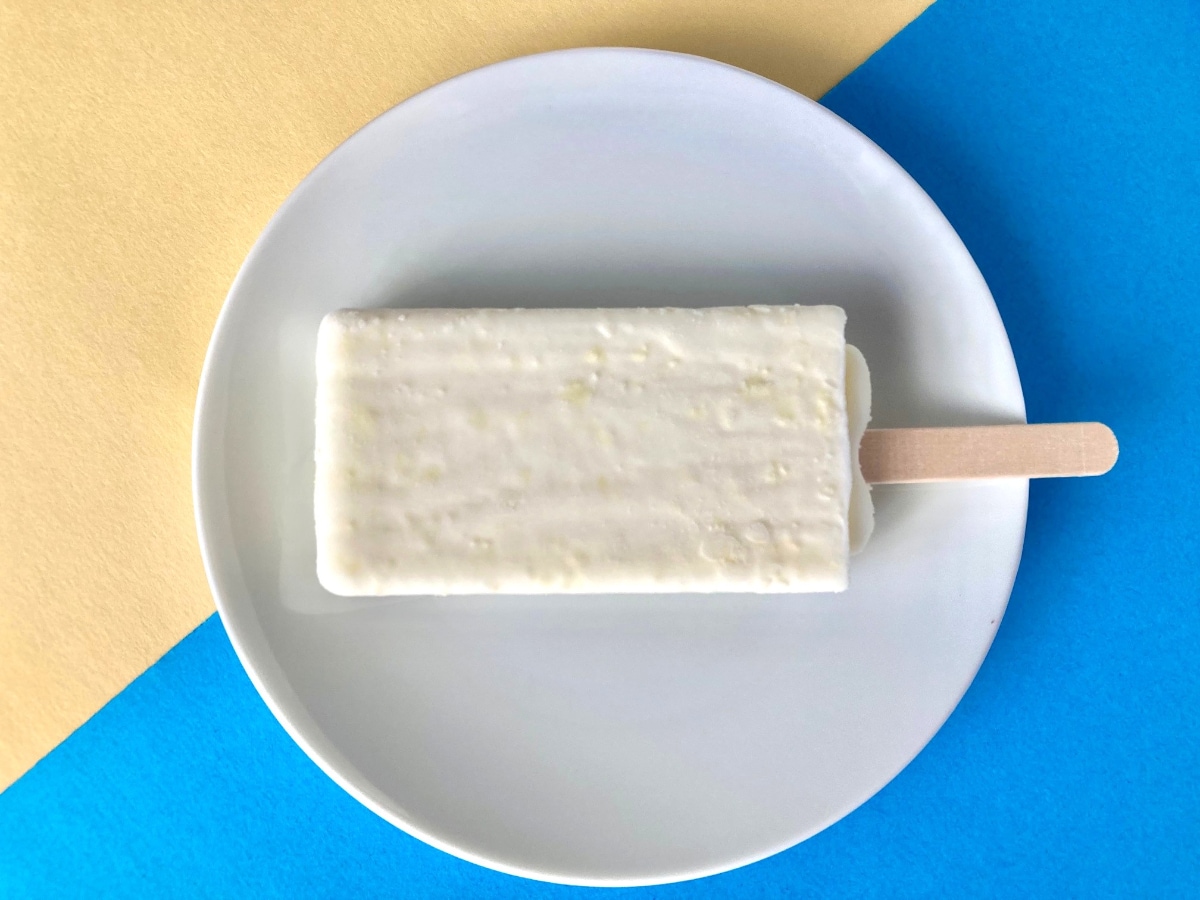 「ちゃんとチョコミント！」「リピートしたい！」【ファミマ限定】白いチョコミントアイス