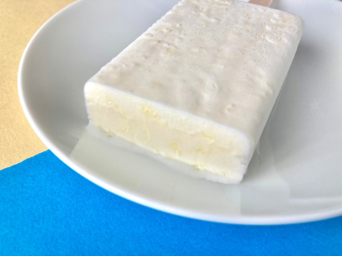 「ちゃんとチョコミント！」「リピートしたい！」【ファミマ限定】白いチョコミントアイス