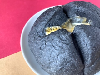 「濃厚なチーズが美味しい！」「リベイクした！」【ローソン】衝撃的な見た目のブラックパン