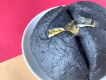 「濃厚なチーズが美味しい！」「リベイクした！」【ローソン】衝撃的な見た目のブラックパン