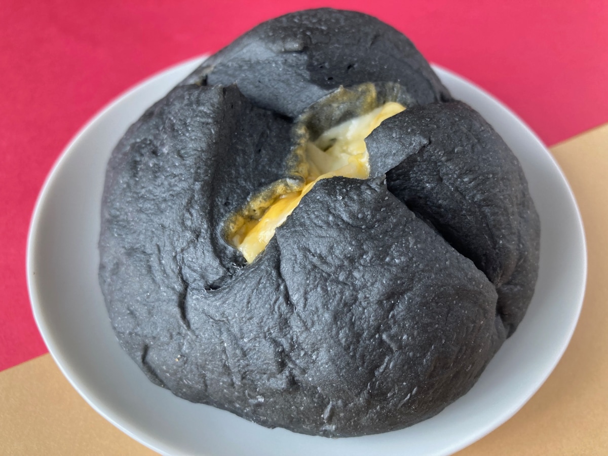 「濃厚なチーズが美味しい！」「リベイクした！」【ローソン】衝撃的な見た目のブラックパン