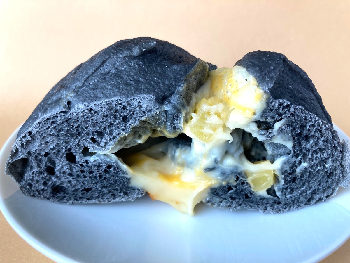 「濃厚なチーズが美味しい！」「リベイクした！」【ローソン】衝撃的な見た目のブラックパン