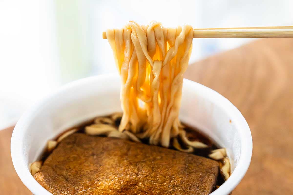 真っ黒でも味は最高!新発売【日清のどん兵衛】はキレッキレな美味さに