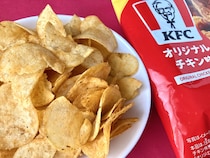 まさにあの味わい！炭酸飲料とセットで……！【カルビー】KFCコラボのポテトチップスがウマい！