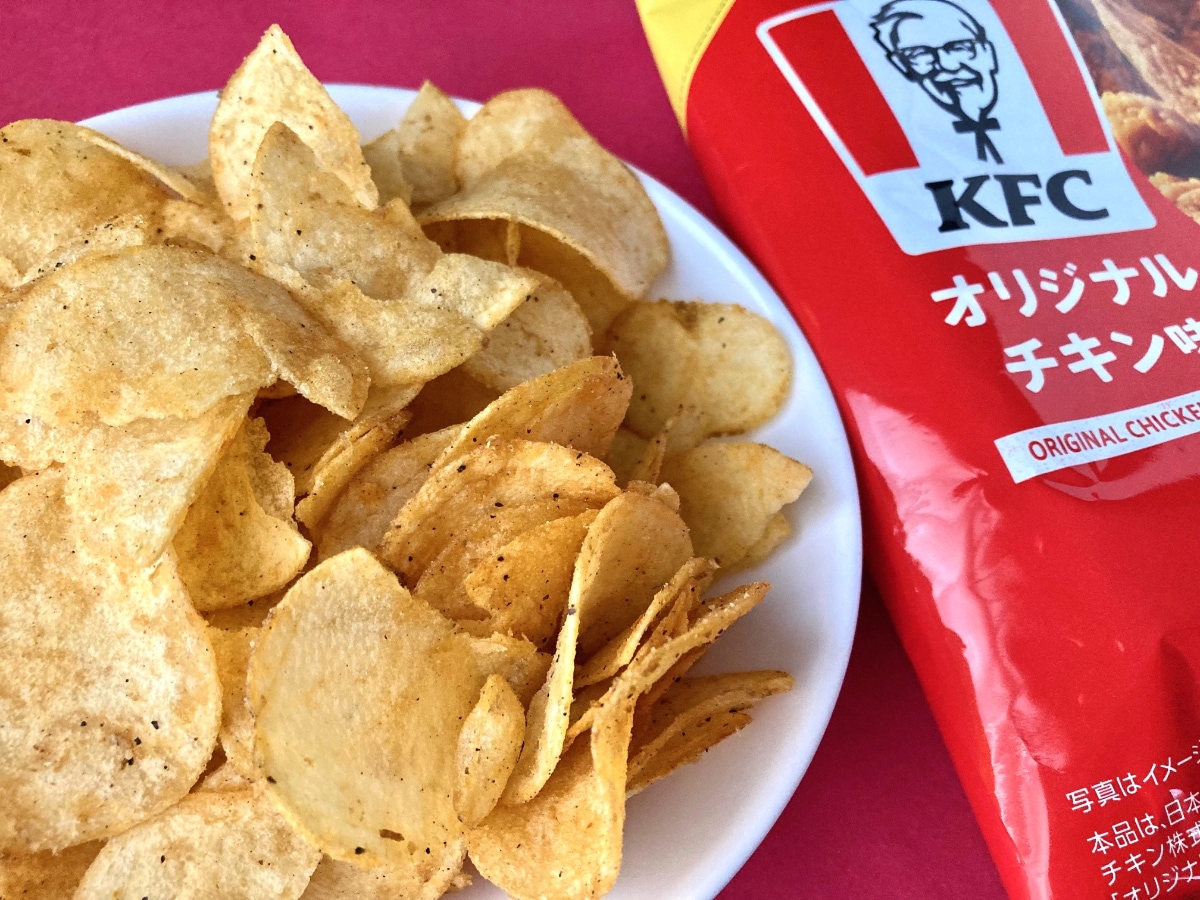 まさにあの味わい！炭酸飲料とセットで……！【カルビー】KFCコラボのポテトチップスがウマい！
