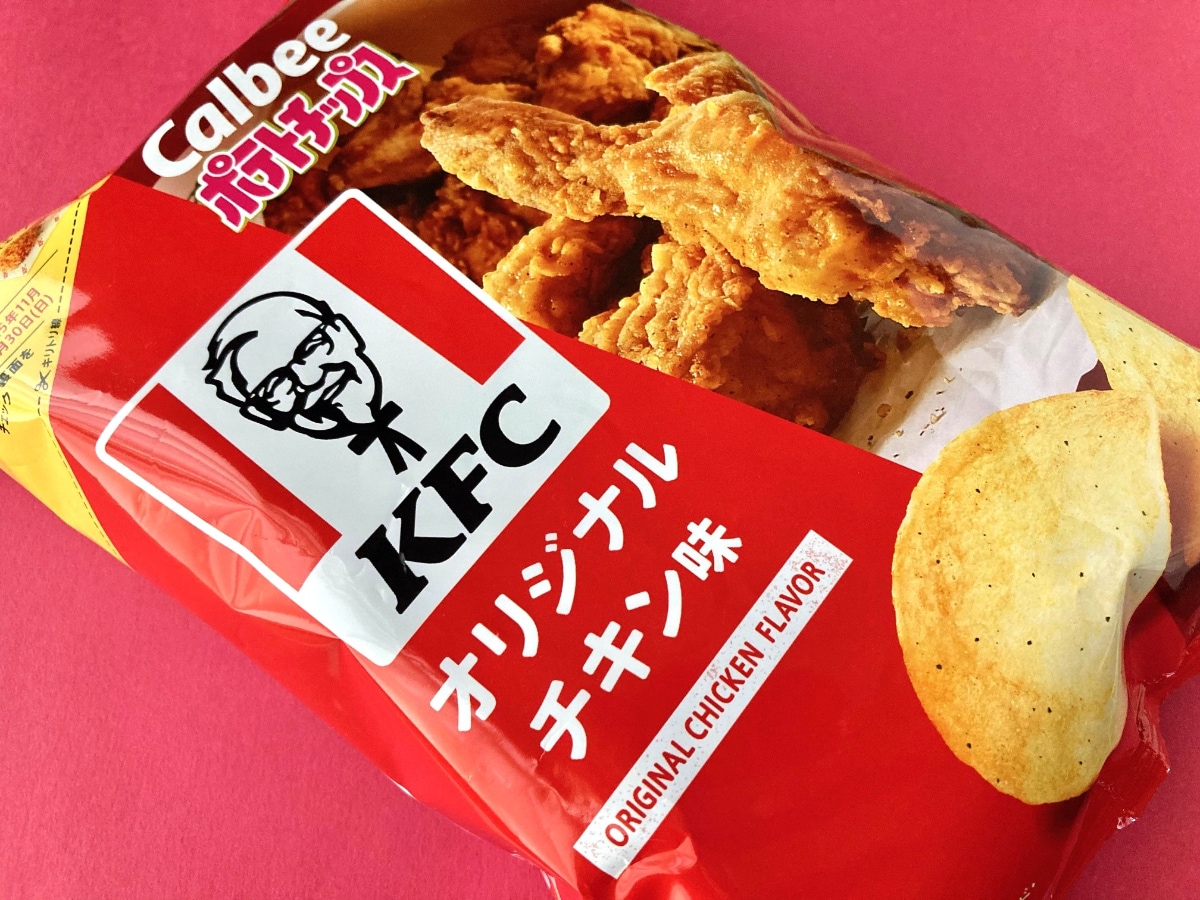 まさにあの味わい！炭酸飲料とセットで……！【カルビー】KFCコラボのポテトチップスがウマい！