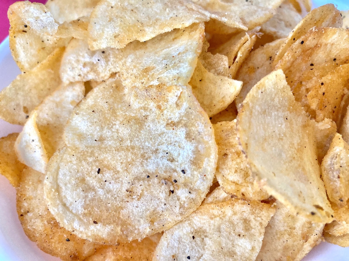 まさにあの味わい！炭酸飲料とセットで……！【カルビー】KFCコラボのポテトチップスがウマい！