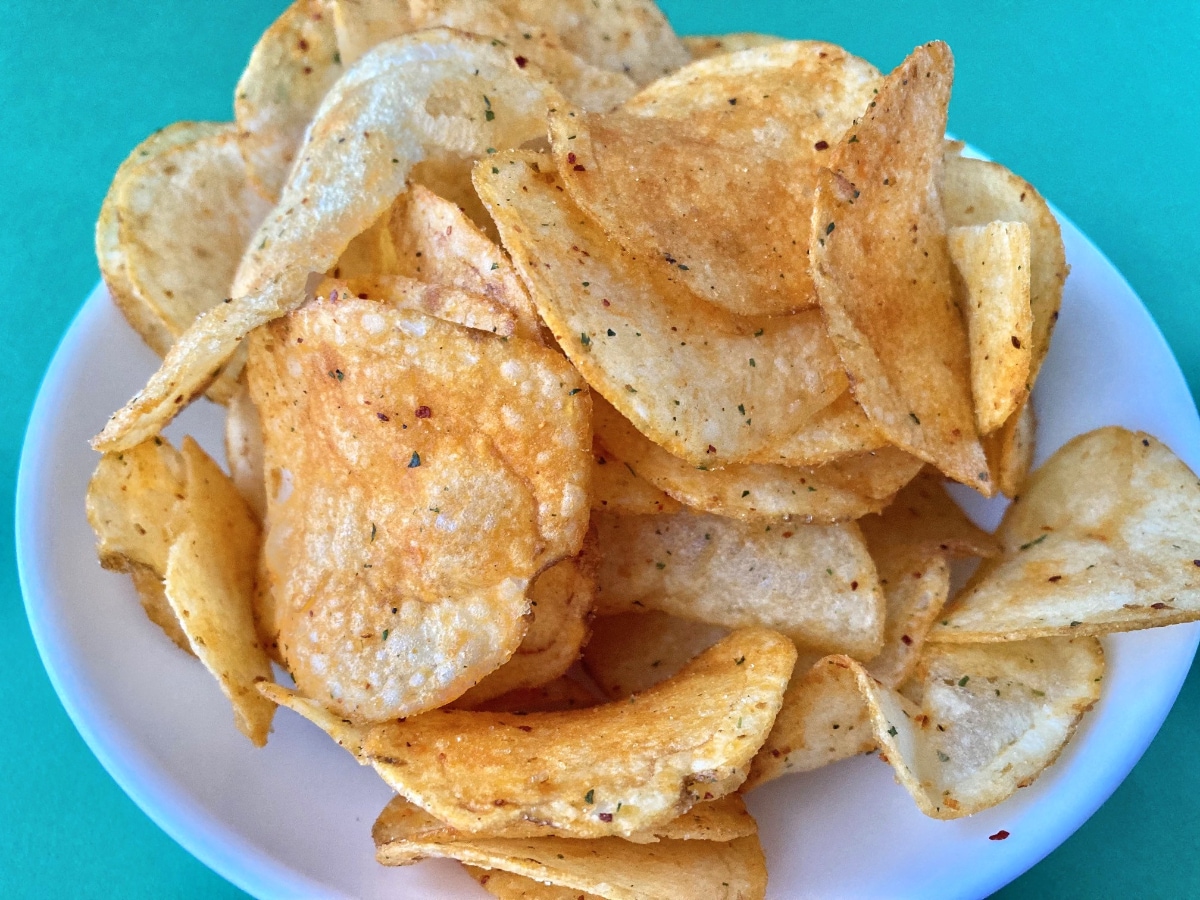 ピリ辛感が後引き!奥深い味わい!【カルビー】香るゆず七味チキンがポテトチップスで!