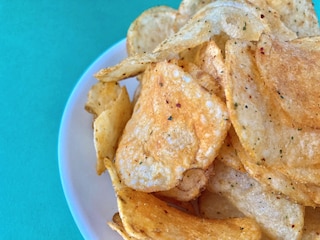 ピリ辛感が後引き！奥深い味わい！【カルビー】香るゆず七味チキンがポテトチップスで！