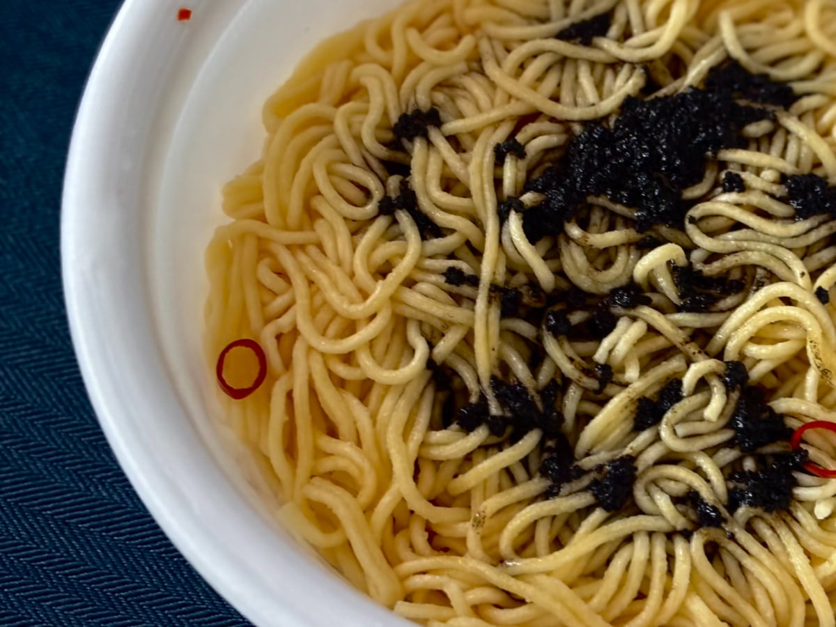 クセ強な見た目と味にどハマり【日清】ブラックなあいつが1年ぶりに復活