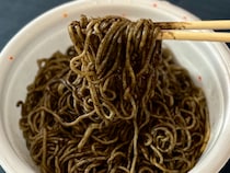 クセ強な見た目と味にどハマり【日清】ブラックなあいつが1年ぶりに復活