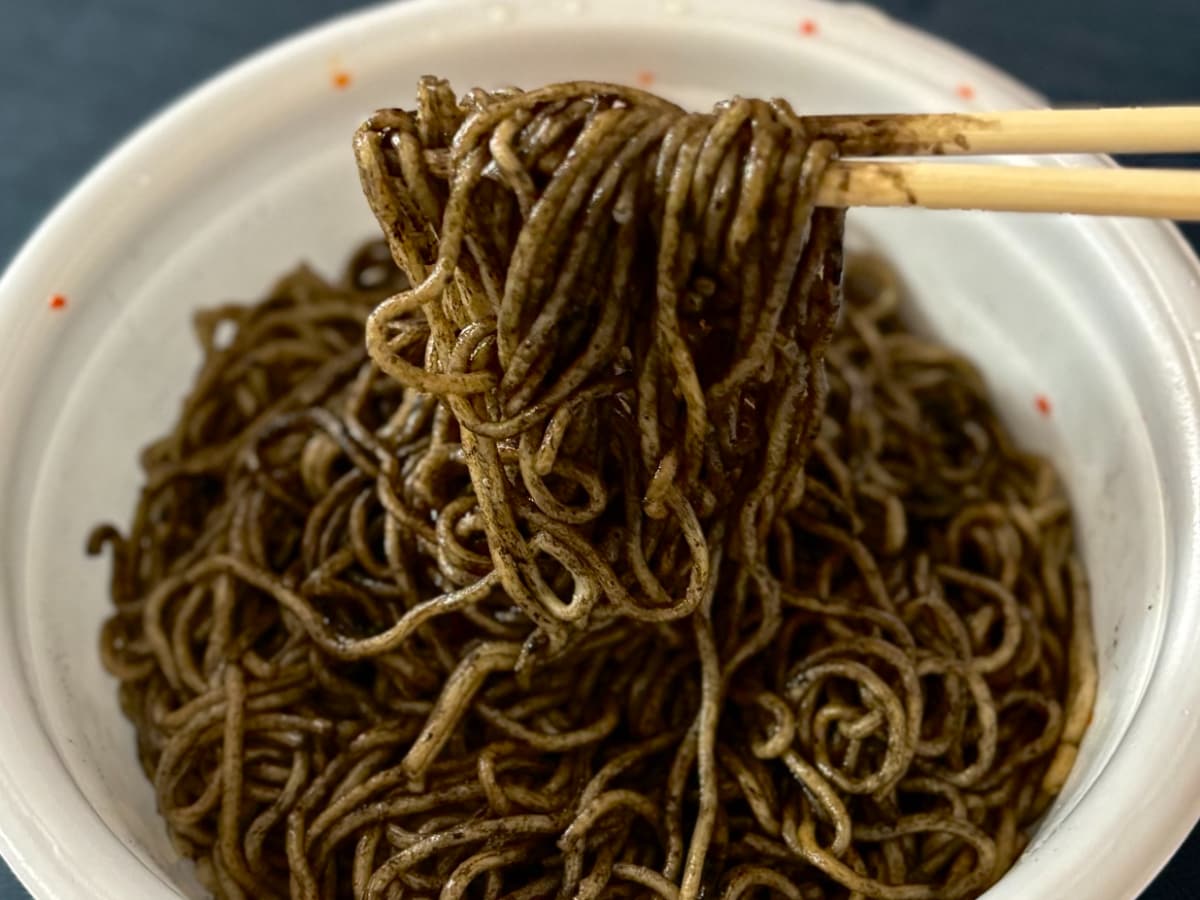 クセ強な見た目と味にどハマり【日清】ブラックなあいつが1年ぶりに復活