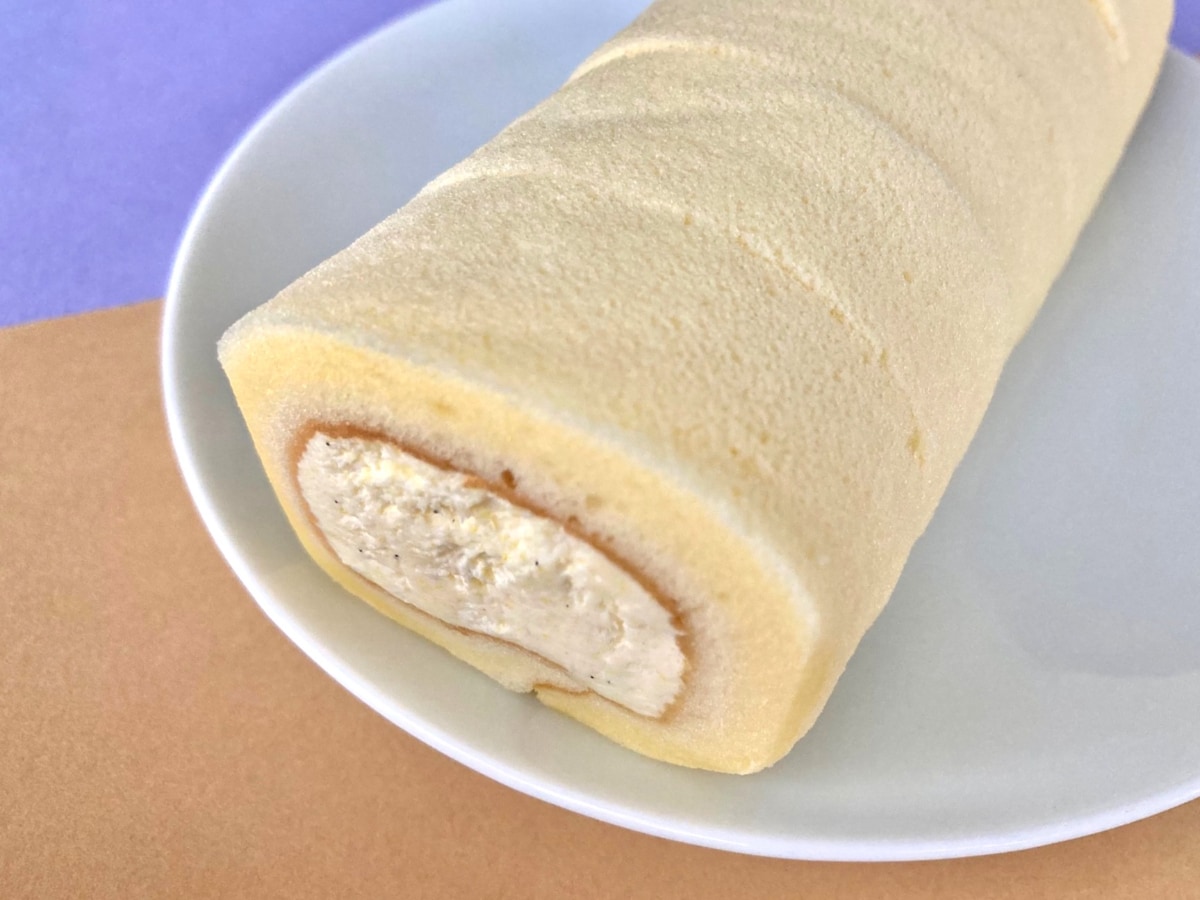 とっても甘くてモッチモチ!【ファミマ】満足感がヤバい新作ロールケーキ