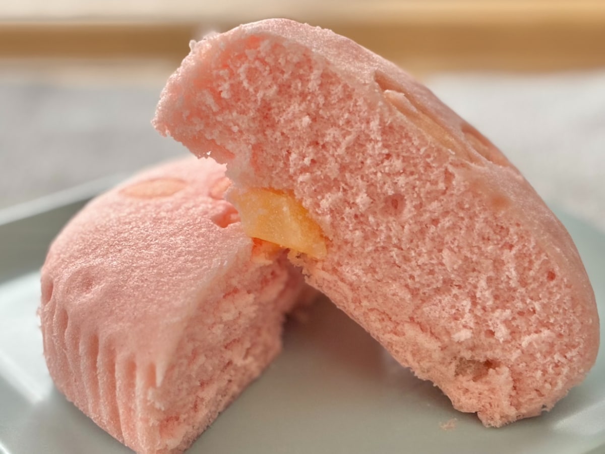 【ファミマ】にピンクのあいつがやってきた！インパクト大のパンを実食